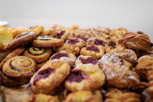 een stapel verschillende soorten gebak en taarten bij Princes Gardens in Londen