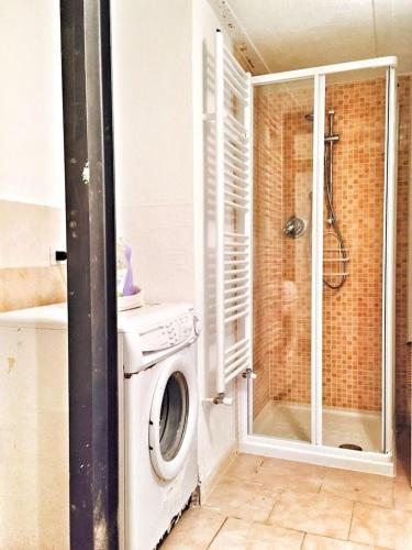 a washing machine in a bathroom with a shower at Villa Le Giare in Vignone