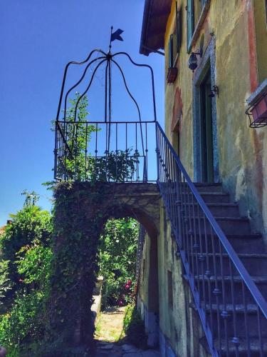 an entrance to a building with a balcony and stairs at Villa Le Giare in Vignone