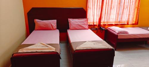 Кровать или кровати в номере Sri Venkkatramanaas Residency