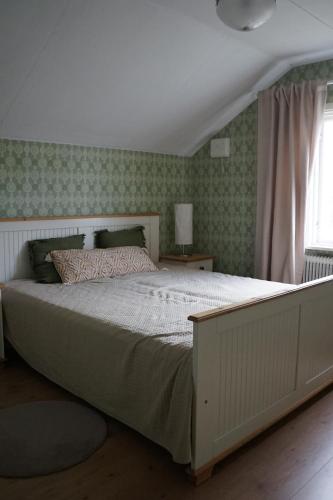 a bedroom with a large bed in a room at Renovated Lake view Retreat with Kayaks & Big Garden in Klavreström