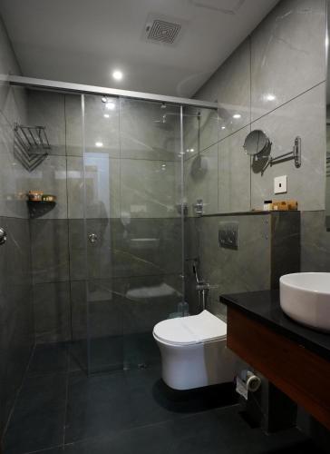 Hotel Praada Residencyにあるバスルーム