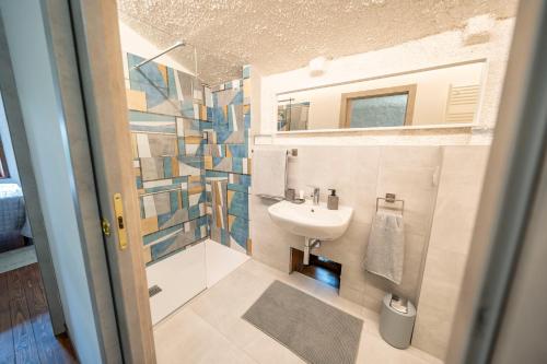 Rovere VeroneseVilla Storica immersa nella Natura Veronese的带水槽和马桶的小浴室