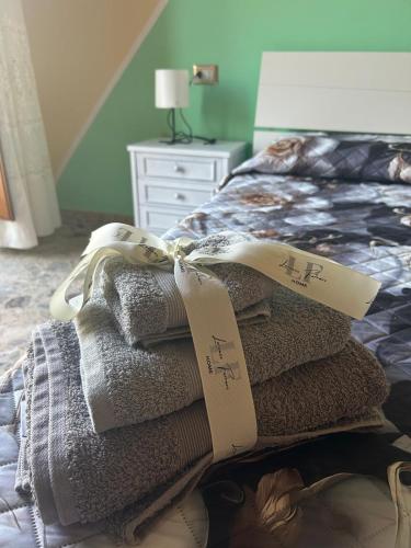 a pile of towels sitting on top of a bed at B&B Da Vincenzo e Teresa in Bella
