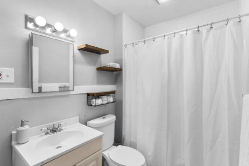 Ένα μπάνιο στο Cozy Bedroom next to SCSU