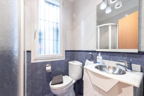 une salle de bain avec toilettes et lavabo dans l'établissement Acogedor apartamento a un paso del Casco Viejo, à Bilbao