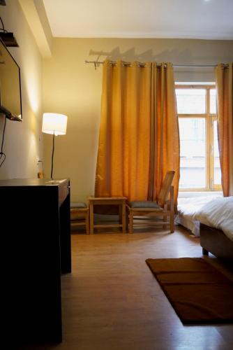 TV a/nebo společenská místnost v ubytování Hotel Sindhu Ladakh
