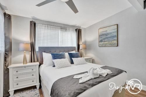 Ένα ή περισσότερα κρεβάτια σε δωμάτιο στο Luxury Coastal Home Quiet Area w Pool Near Beach