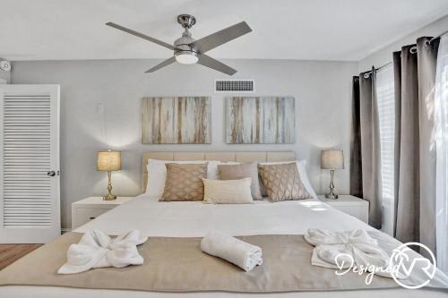 Ένα ή περισσότερα κρεβάτια σε δωμάτιο στο Luxury Coastal Home Quiet Area w Pool Near Beach