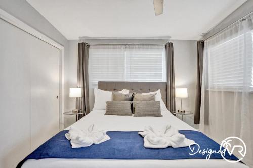 Ένα ή περισσότερα κρεβάτια σε δωμάτιο στο Luxury Coastal Home Quiet Area w Pool Near Beach