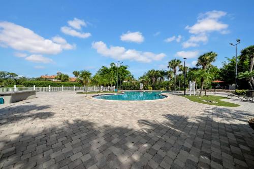 Πισίνα στο ή κοντά στο Vibrant 2br Apt Pool, Jacuzzi, Gym #11