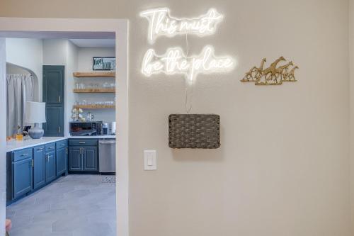 Cucina o angolo cottura di Stadium Luxe Retreat- Walking Distance to AT&T Sta