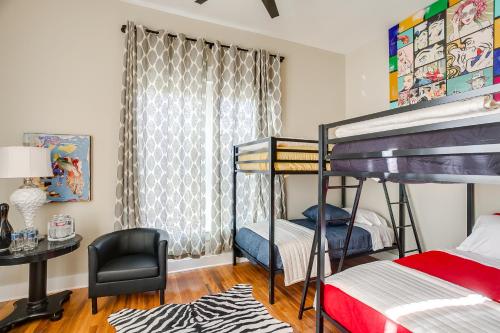 Letto o letti in una camera di Stadium Luxe Retreat- Walking Distance to AT&T Sta