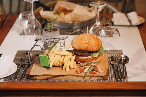 Makanan di atau berdekatan hotel