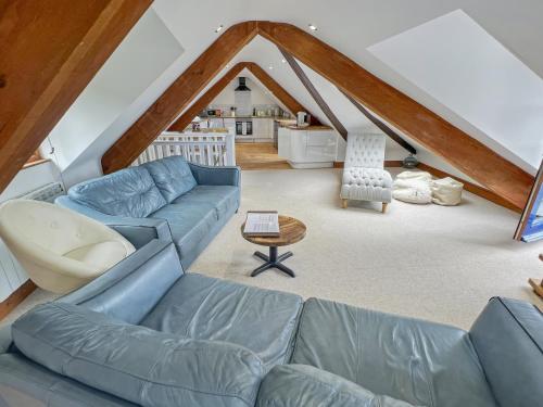 リントンにあるPenthouse Lynmouth Bayのリビングルーム(屋根裏部屋、青いソファ付)
