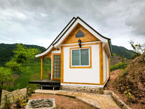 a tiny house on top of a hill at Baan Klangkao - บ้านกลางเขา สะปัน in Ban Huai Ti