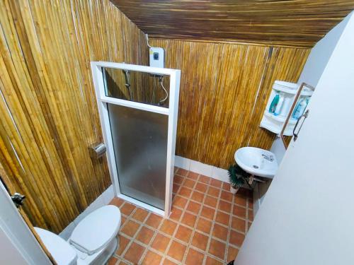 a small bathroom with a toilet and a sink at Baan Klangkao - บ้านกลางเขา สะปัน in Ban Huai Ti