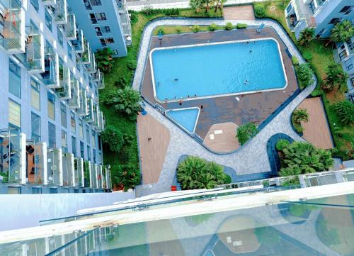 Thôn Văn DươngにあるAn Nam Apartmentの建物内のスイミングプールの上から見える