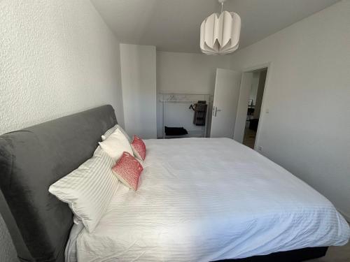 Postel nebo postele na pokoji v ubytování NStay Frankfurt