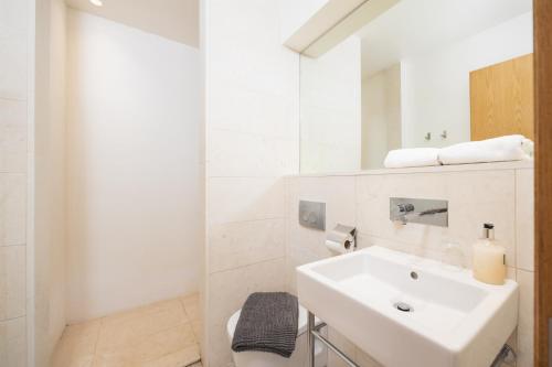 Bilik mandi di Villa Voukithro