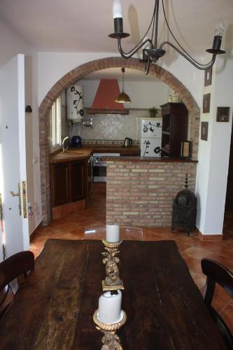 ベヘール・デ・ラ・フロンテーラにあるCasa El Sotoのキッチン(木製テーブル付)