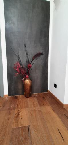 a vase with a plant in the corner of a room at Gioiamia - Luxury Rooms in Cattedrale in Palermo
