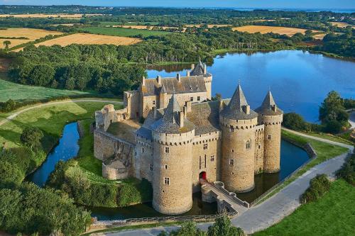 an aerial view of a castle on a lake at Chalet au calme pour 6 personnes proche Golfe du Morbihan Animaux acceptés in Sulniac