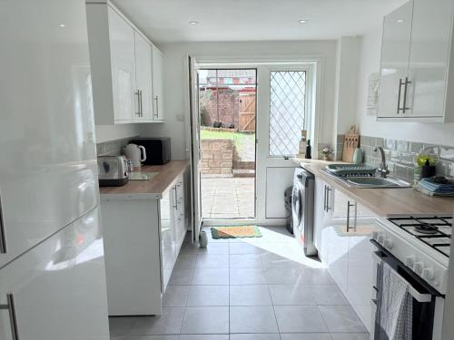 Hillrise - 3 bedroom house with garden photo 7