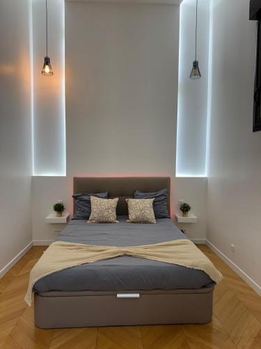 サン・モール・デ・フォッセにあるCosy F2 à Saint Maur des Fossésの枕が2つ置かれたベッドのある寝室