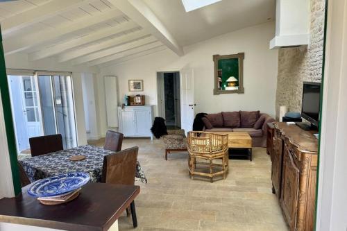 Un lugar para sentarse en Charming house with garden in Ars-en-Ré