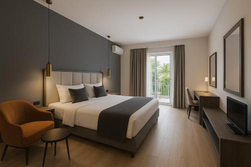 Un dormitorio con una cama, un escritorio y un televisor. en George Beach Studios, en Pefki