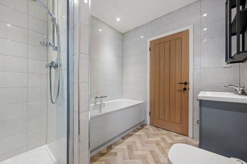Ένα μπάνιο στο 3 Bed Detached House - Sky Tv - Garden - Pets
