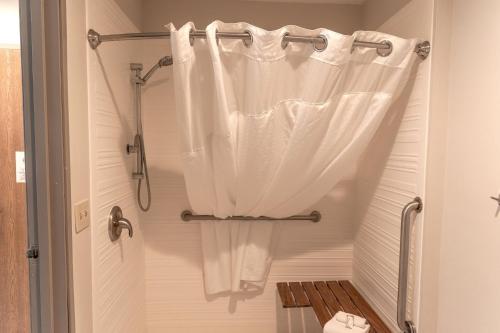 Ένα μπάνιο στο Holiday Inn Express Hotel & Suites Torrington by IHG