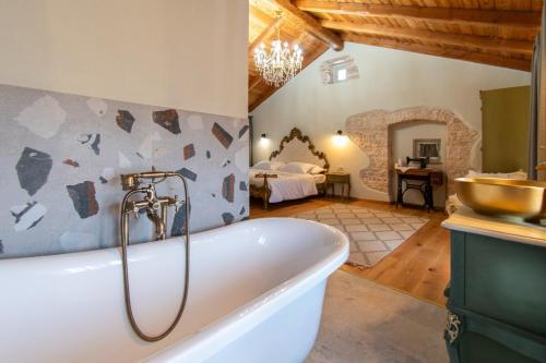 Un baño con bañera en una habitación. en Istrian House Casa Morosina by Istrabook, en Svetvinčenat