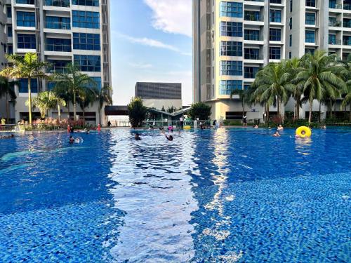 een groot zwembad in een stad met mensen erin bij Atlantis Residence Malacca by Mannisstay in Melaka