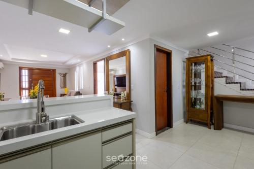 Η κουζίνα ή μικρή κουζίνα στο Casa c/ Piscina e Churrasqueira EKD0397