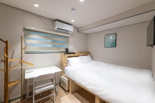 Кровать или кровати в номере Hi Seodaemun