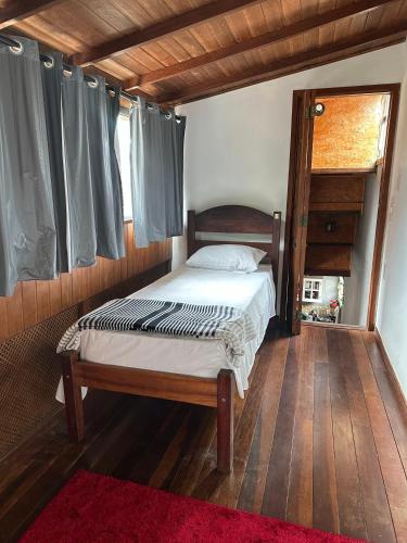 Una cama o camas en una habitación de Biergarten Hostel