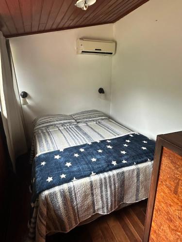 Una cama o camas en una habitación de Biergarten Hostel