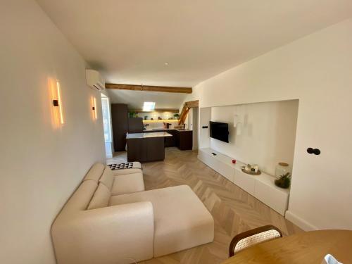 Beautiful and bright 2 rooms