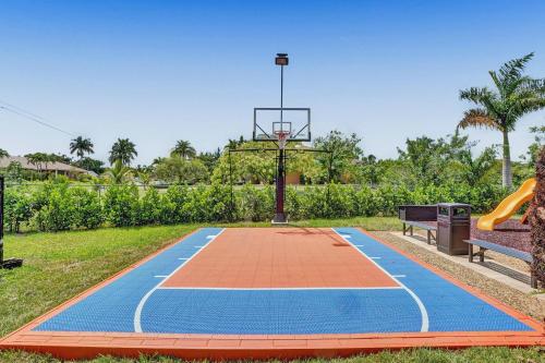 Φωτογραφία από το άλμπουμ του The Grand Luxe 8BR Villa w POOL and basketball σε Pembroke Pines