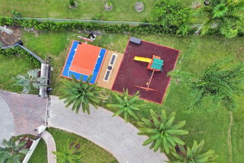 Ο χώρος παιχνιδιού για παιδιά στο The Grand Luxe 8BR Villa w POOL and basketball