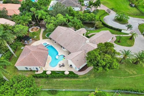 Πισίνα στο ή κοντά στο The Grand Luxe 8BR Villa w POOL and basketball