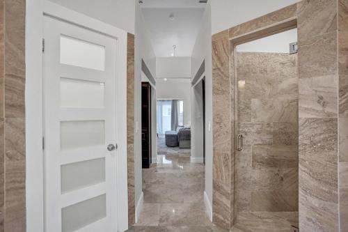 Φωτογραφία από το άλμπουμ του The Grand Luxe 8BR Villa w POOL and basketball σε Pembroke Pines