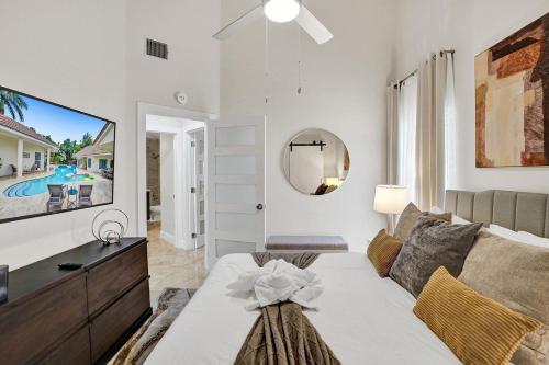 Ένα ή περισσότερα κρεβάτια σε δωμάτιο στο The Grand Luxe 8BR Villa w POOL and basketball