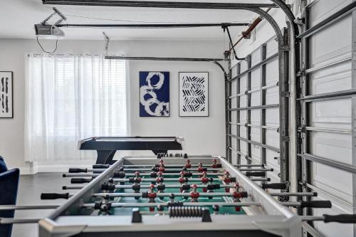 Η αίθουσα παιχνιδιών του The Grand Luxe 8BR Villa w POOL and basketball