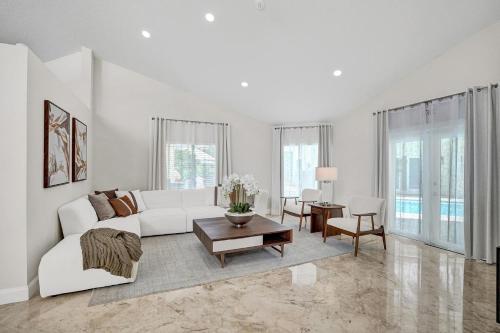 Χώρος καθιστικού στο The Grand Luxe 8BR Villa w POOL and basketball
