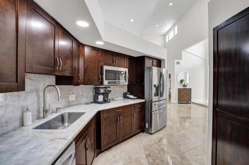 Η κουζίνα ή μικρή κουζίνα στο The Grand Luxe 8BR Villa w POOL and basketball