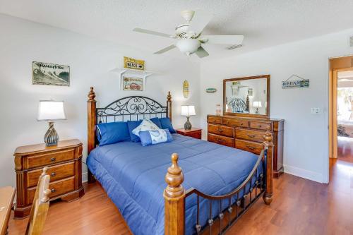 オーモンド・ビーチにあるOceanfront Ormond Beach Condo Patio, Pool Access!のベッドルーム1室(青いベッド1台、天井ファン付)