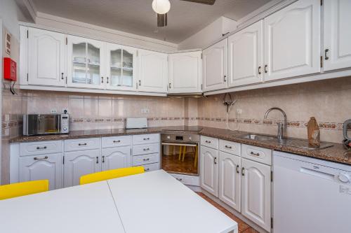 Dapur atau dapur kecil di Lovely beach apartment, sea views, rooftop terrace #1974
